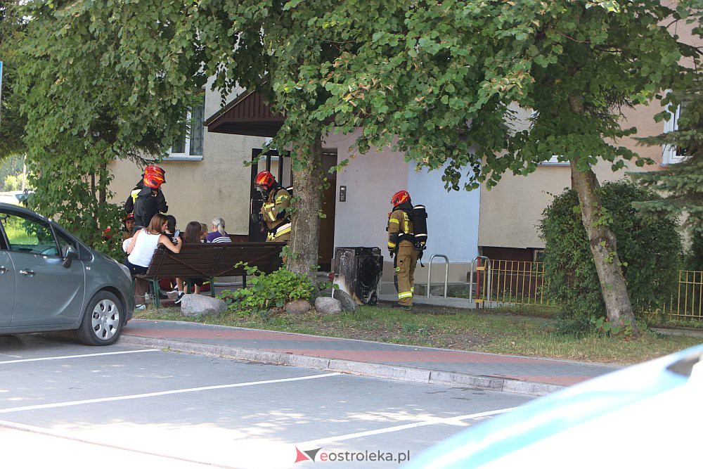 Pożar w bloku przy Blachnickiego. Strażacy reanimowali psa [21.07.2022] - zdjęcie #3 - eOstroleka.pl