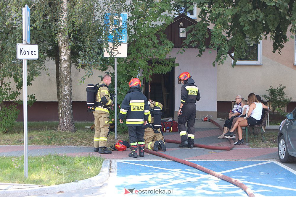 Pożar w bloku przy Blachnickiego. Strażacy reanimowali psa [21.07.2022] - zdjęcie #6 - eOstroleka.pl
