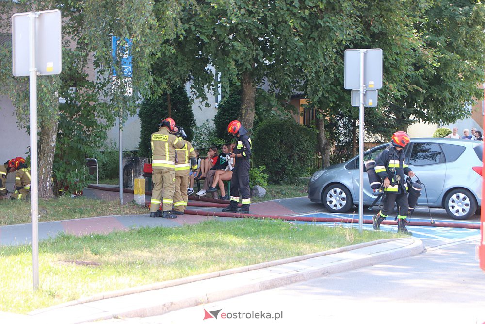 Pożar w bloku przy Blachnickiego. Strażacy reanimowali psa [21.07.2022] - zdjęcie #11 - eOstroleka.pl