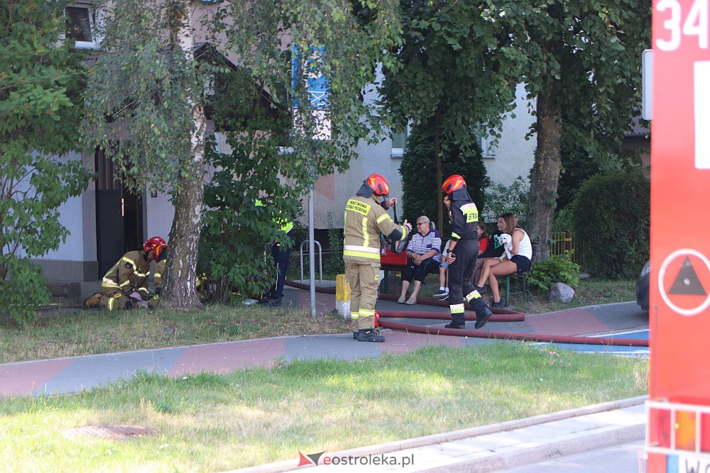 Pożar w bloku przy Blachnickiego. Strażacy reanimowali psa [21.07.2022] - zdjęcie #13 - eOstroleka.pl