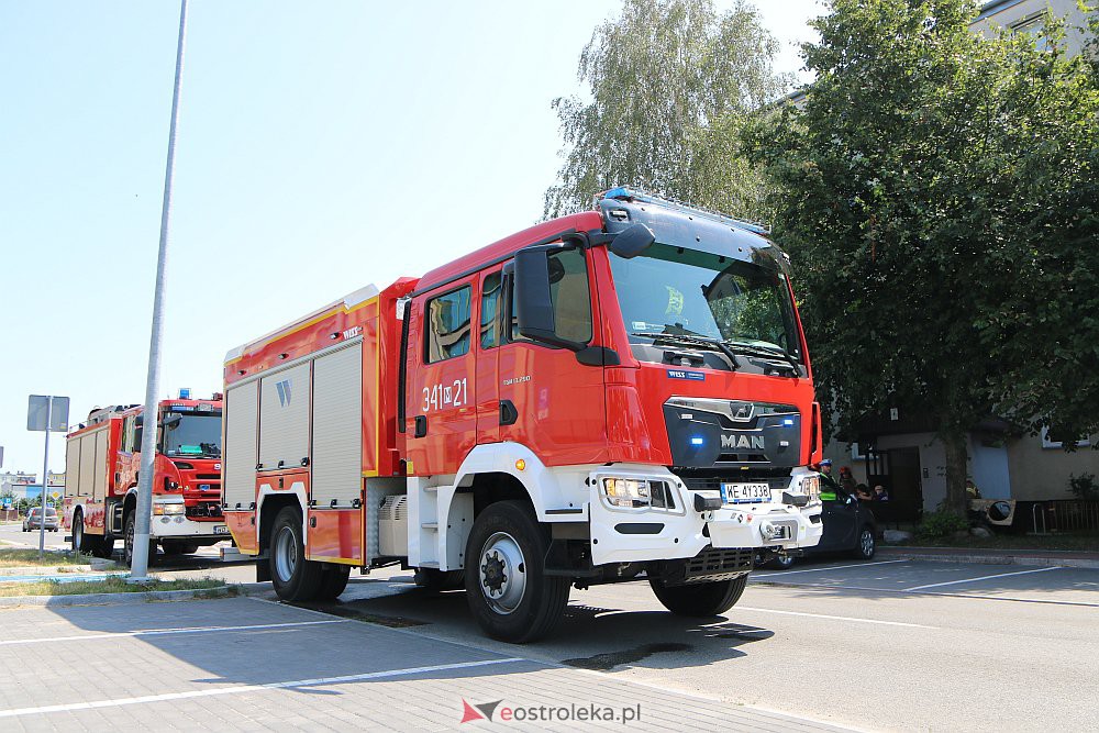 Pożar w bloku przy Blachnickiego. Strażacy reanimowali psa [21.07.2022] - zdjęcie #20 - eOstroleka.pl