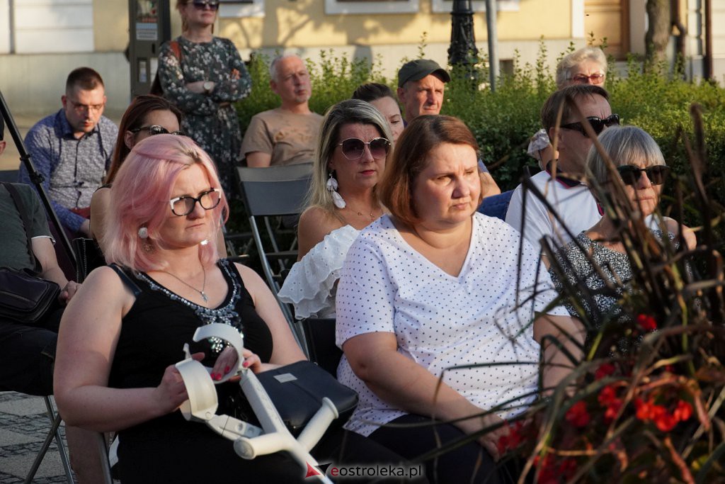 Kolejny Art-czwARTek. Jubileuszowy koncert Agnieszki Chrzanowskiej Bez Ciebie ja to nie ja [21.07.2022] - zdjęcie #19 - eOstroleka.pl