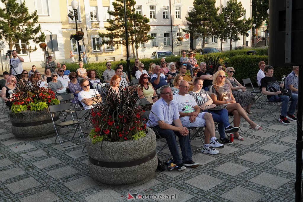 Kolejny Art-czwARTek. Jubileuszowy koncert Agnieszki Chrzanowskiej Bez Ciebie ja to nie ja [21.07.2022] - zdjęcie #17 - eOstroleka.pl