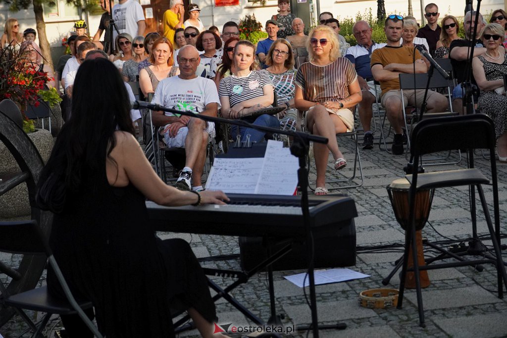 Kolejny Art-czwARTek. Jubileuszowy koncert Agnieszki Chrzanowskiej Bez Ciebie ja to nie ja [21.07.2022] - zdjęcie #15 - eOstroleka.pl