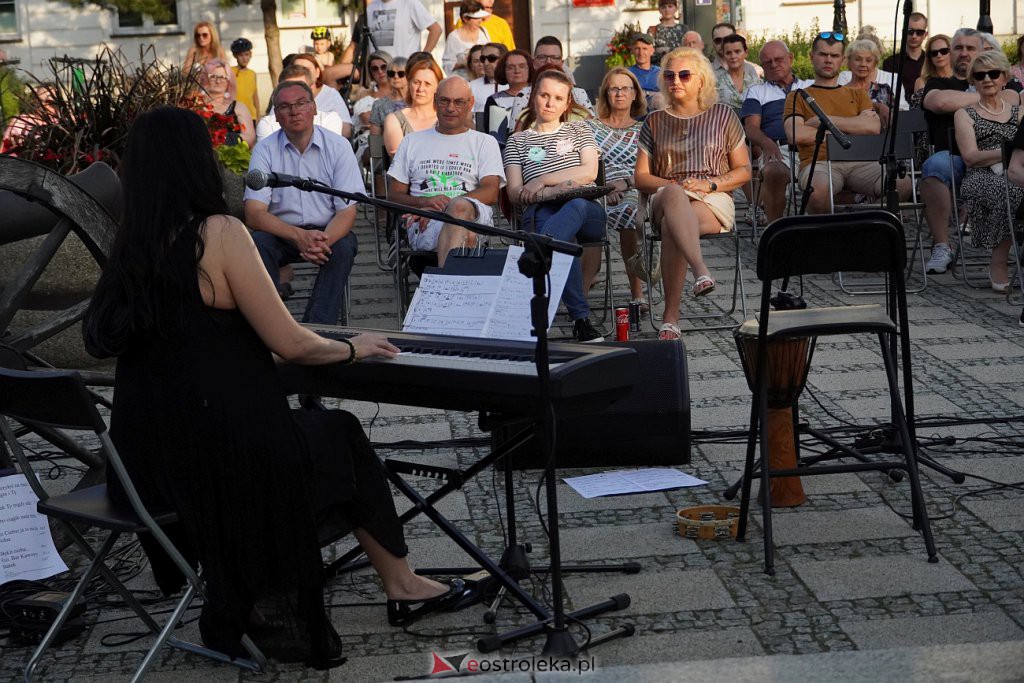 Kolejny Art-czwARTek. Jubileuszowy koncert Agnieszki Chrzanowskiej Bez Ciebie ja to nie ja [21.07.2022] - zdjęcie #14 - eOstroleka.pl