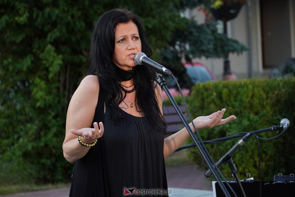 Kolejny Art-czwARTek. Jubileuszowy koncert Agnieszki Chrzanowskiej Bez Ciebie ja to nie ja [21.07.2022] - zdjęcie #4 - eOstroleka.pl