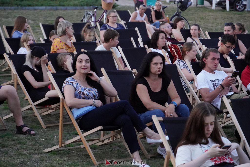 Plenerowe kino letnie na plaży w Ostrołęce: Palm Springs [22.07.2022] - zdjęcie #29 - eOstroleka.pl
