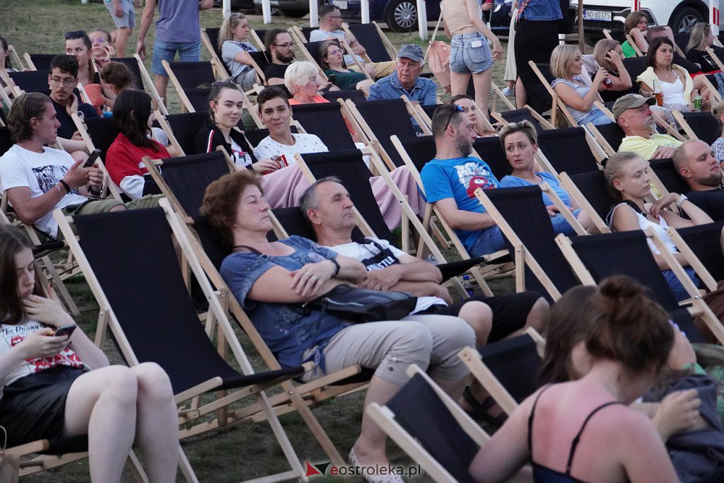 Plenerowe kino letnie na plaży w Ostrołęce: Palm Springs [22.07.2022] - zdjęcie #28 - eOstroleka.pl