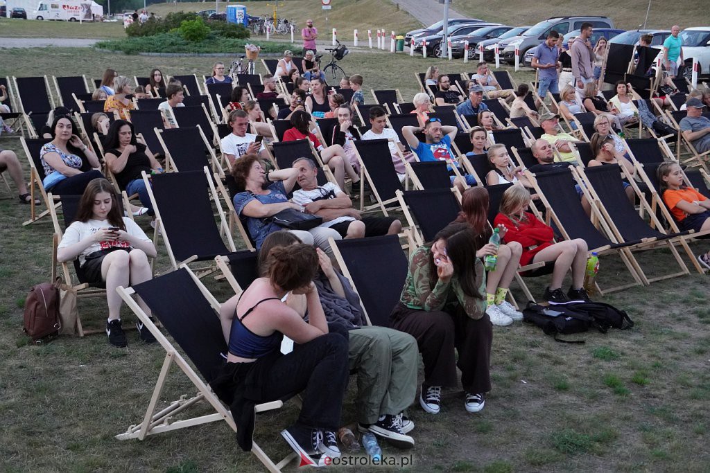Plenerowe kino letnie na plaży w Ostrołęce: Palm Springs [22.07.2022] - zdjęcie #27 - eOstroleka.pl