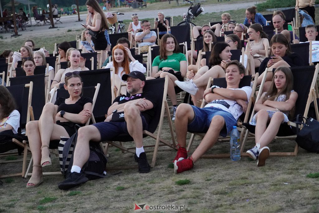 Plenerowe kino letnie na plaży w Ostrołęce: Palm Springs [22.07.2022] - zdjęcie #23 - eOstroleka.pl