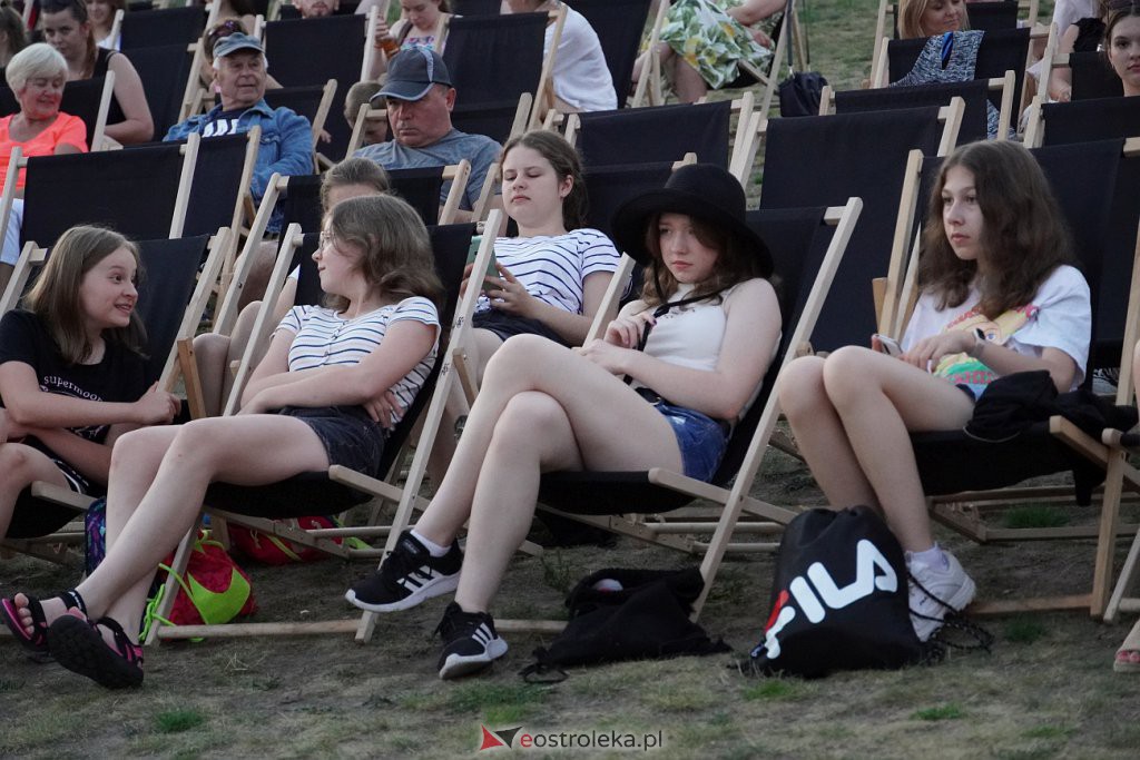 Plenerowe kino letnie na plaży w Ostrołęce: Palm Springs [22.07.2022] - zdjęcie #22 - eOstroleka.pl