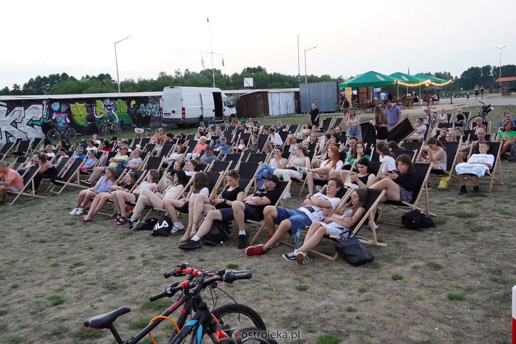 Plenerowe kino letnie na plaży w Ostrołęce: Palm Springs [22.07.2022] - zdjęcie #16 - eOstroleka.pl