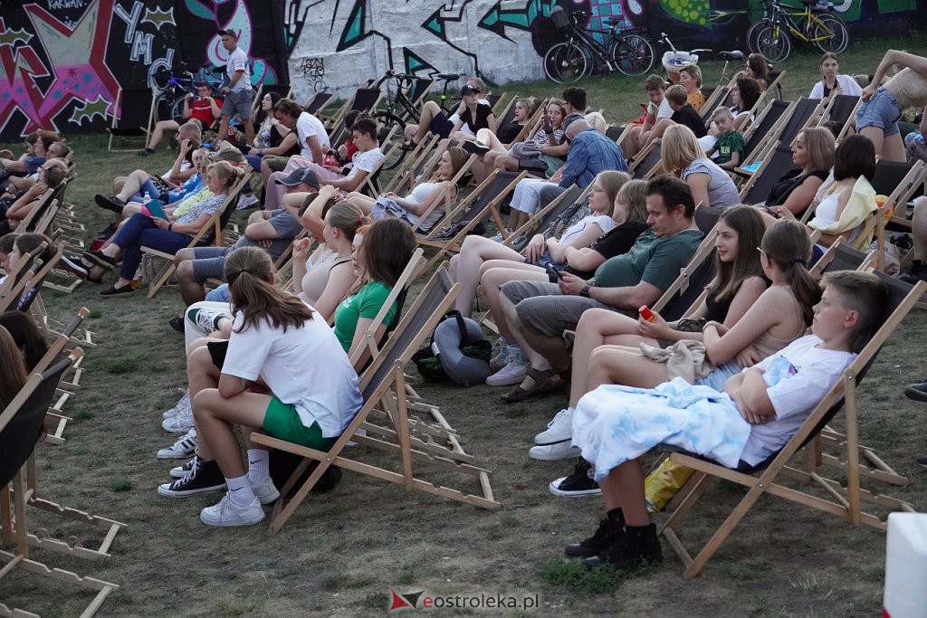 Plenerowe kino letnie na plaży w Ostrołęce: Palm Springs [22.07.2022] - zdjęcie #15 - eOstroleka.pl