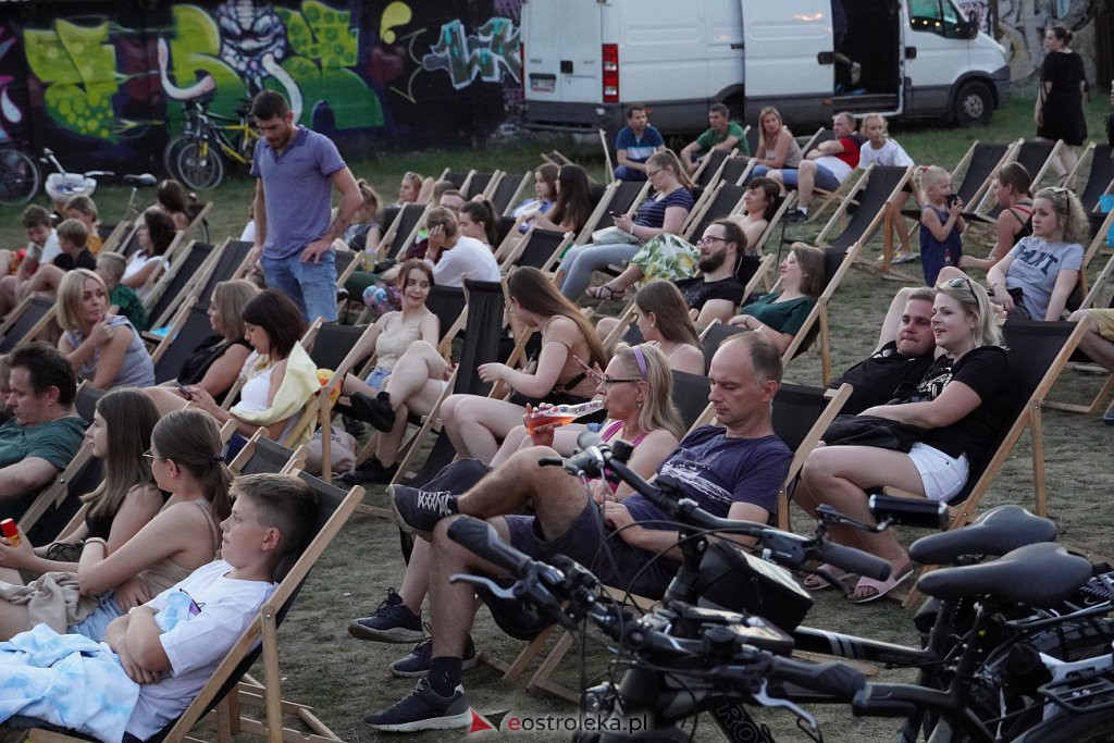 Plenerowe kino letnie na plaży w Ostrołęce: Palm Springs [22.07.2022] - zdjęcie #14 - eOstroleka.pl