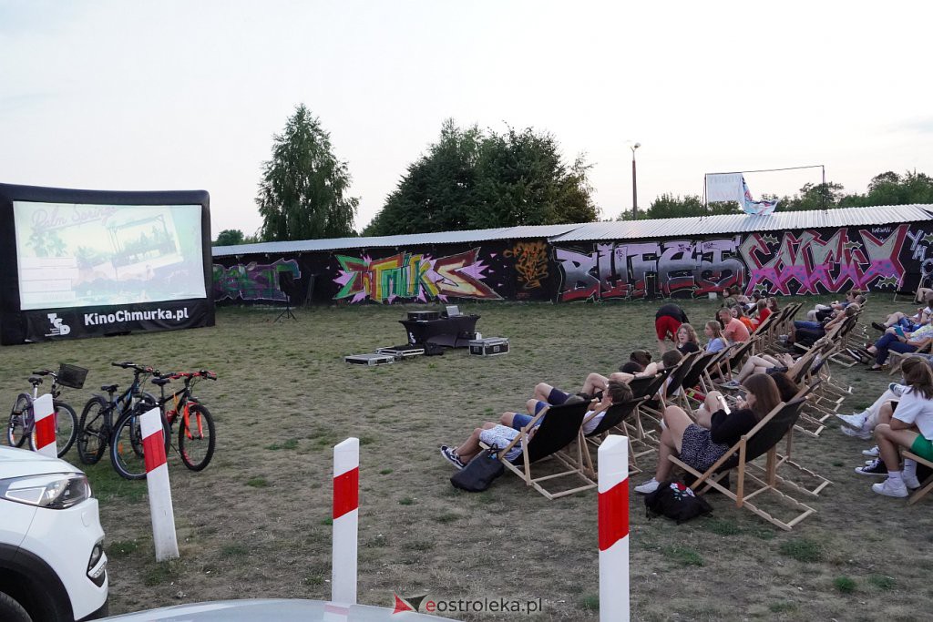 Plenerowe kino letnie na plaży w Ostrołęce: Palm Springs [22.07.2022] - zdjęcie #12 - eOstroleka.pl