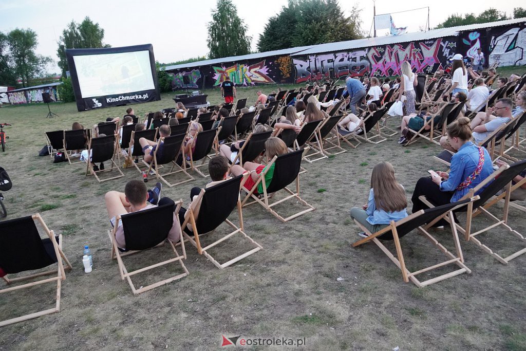Plenerowe kino letnie na plaży w Ostrołęce: Palm Springs [22.07.2022] - zdjęcie #26 - eOstroleka.pl