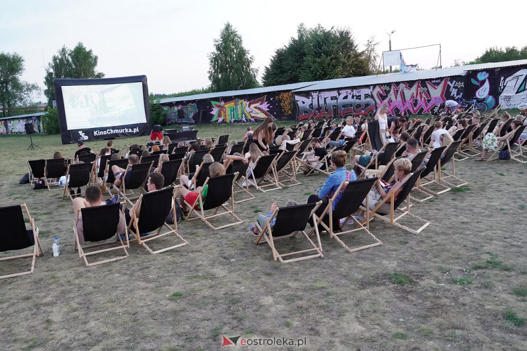 Plenerowe kino letnie na plaży w Ostrołęce: Palm Springs [22.07.2022] - zdjęcie #7 - eOstroleka.pl