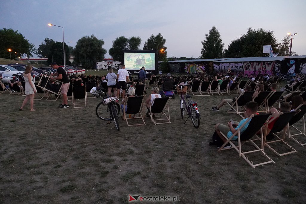 Plenerowe kino letnie na plaży w Ostrołęce: Palm Springs [22.07.2022] - zdjęcie #4 - eOstroleka.pl