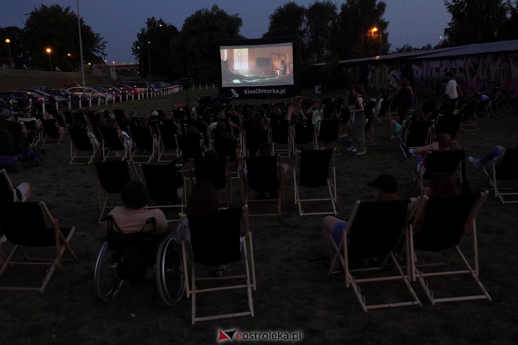 Plenerowe kino letnie na plaży w Ostrołęce: Palm Springs [22.07.2022] - zdjęcie #3 - eOstroleka.pl