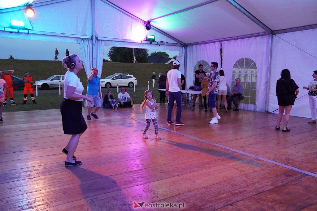 Silent disco. Cicha dyskoteka na zakończenie MazoPikniku w Ostrołęce [23.07.2022] - zdjęcie #7 - eOstroleka.pl