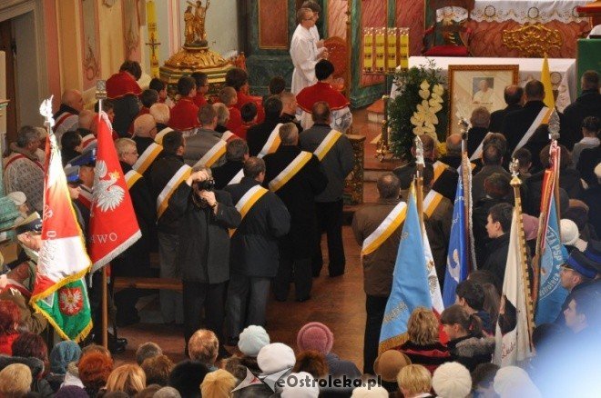 Przekazanie relikwii Papieża Jana Pawła II ostrołęckiemu sanktuarium - zdjęcie #3 - eOstroleka.pl