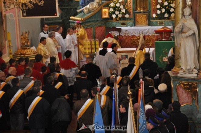 Przekazanie relikwii Papieża Jana Pawła II ostrołęckiemu sanktuarium - zdjęcie #5 - eOstroleka.pl