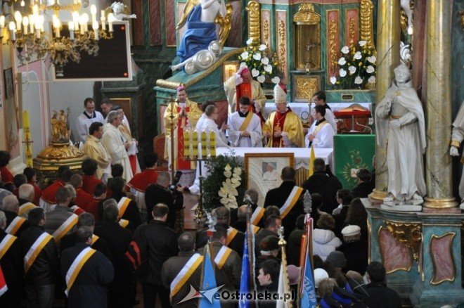 Przekazanie relikwii Papieża Jana Pawła II ostrołęckiemu sanktuarium - zdjęcie #7 - eOstroleka.pl