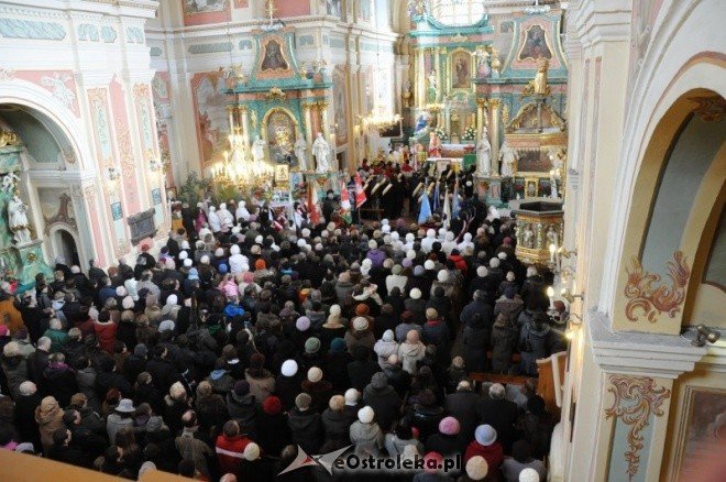 Przekazanie relikwii Papieża Jana Pawła II ostrołęckiemu sanktuarium - zdjęcie #2 - eOstroleka.pl