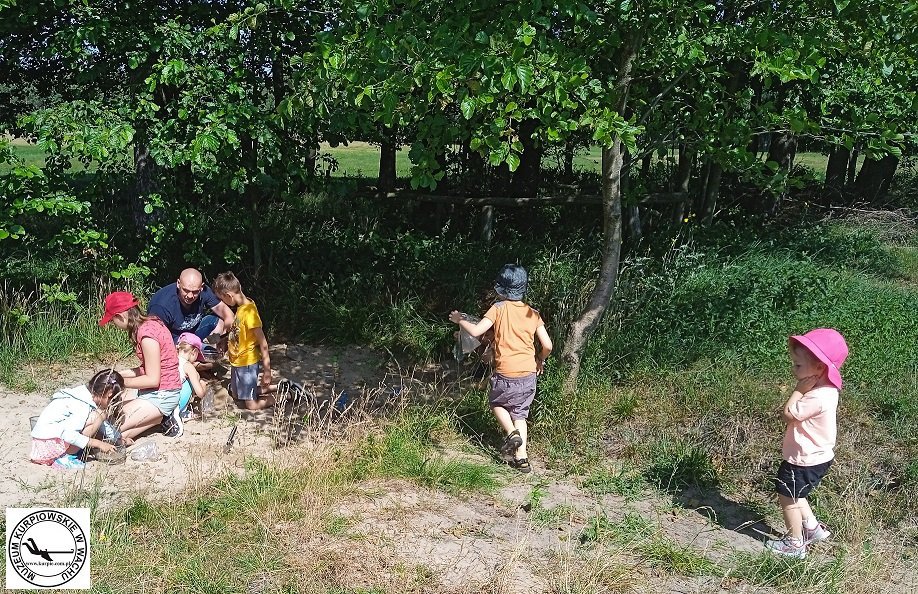 Warsztaty bursztyniarskie w Muzeum Kurpiowskim w Wachu [26.07.2022] - zdjęcie #6 - eOstroleka.pl