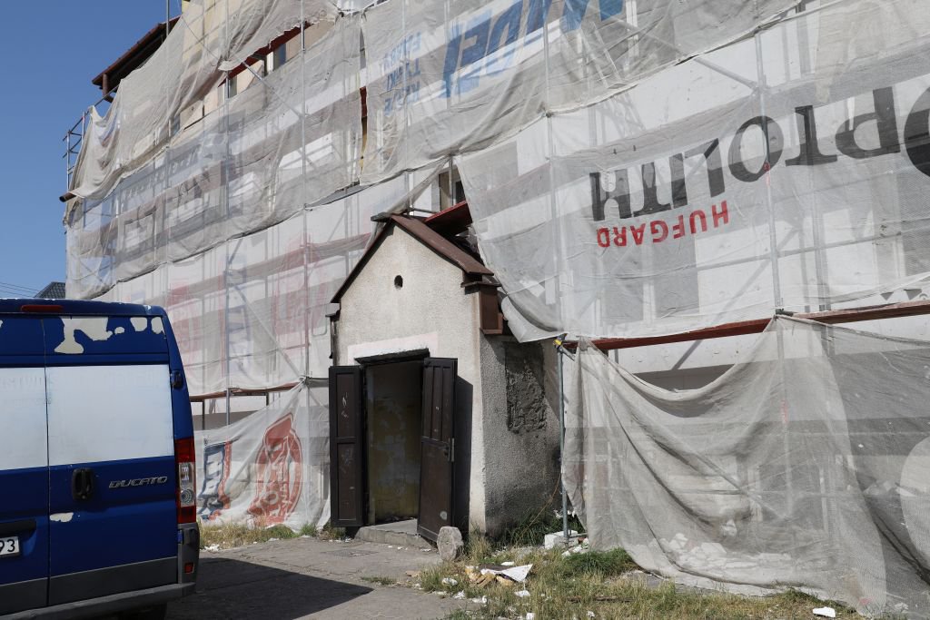 Bloki socjalne przy Padlewskiego w remoncie. Tak wygląda postęp prac [26.07.2022] - zdjęcie #1 - eOstroleka.pl