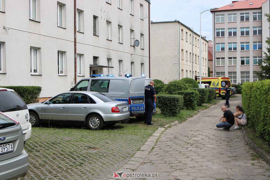 Tragedia na jednym z ostrołęckich osiedli. Kobieta wypadła z okna, nie żyje [30.07.2022] - zdjęcie #2 - eOstroleka.pl