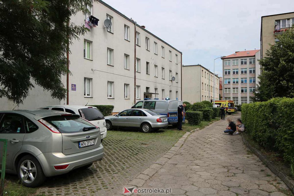 Tragedia na jednym z ostrołęckich osiedli. Kobieta wypadła z okna, nie żyje [30.07.2022] - zdjęcie #4 - eOstroleka.pl