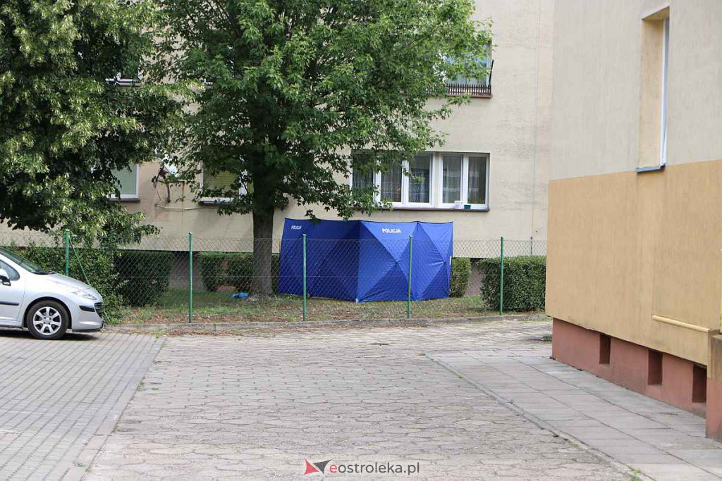 Tragedia na jednym z ostrołęckich osiedli. Kobieta wypadła z okna, nie żyje [30.07.2022] - zdjęcie #2 - eOstroleka.pl