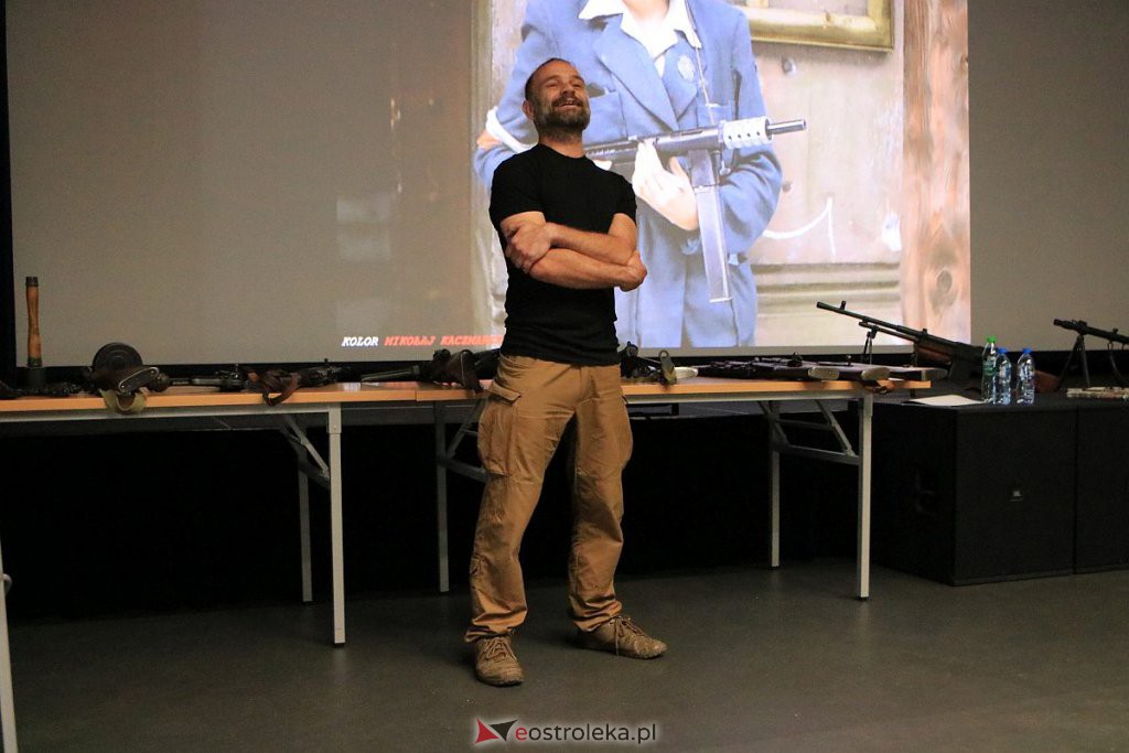 Olaf Popkiewicz w Muzeum Żołnierzy Wyklętych. Mówił o broni używanej w czasie Powstania Warszawskiego [31.07.2022] - zdjęcie #14 - eOstroleka.pl
