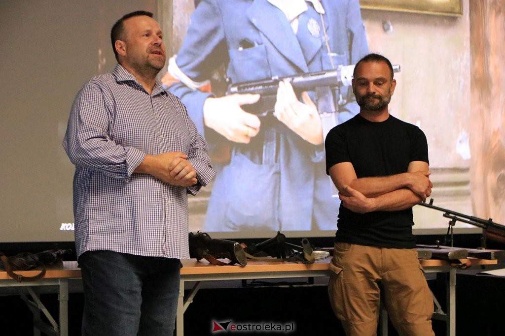 Olaf Popkiewicz w Muzeum Żołnierzy Wyklętych. Mówił o broni używanej w czasie Powstania Warszawskiego [31.07.2022] - zdjęcie #4 - eOstroleka.pl
