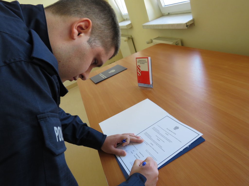 Nowy policjant makowskiej komendy złożył ślubowanie [05.08.2022] - zdjęcie #2 - eOstroleka.pl