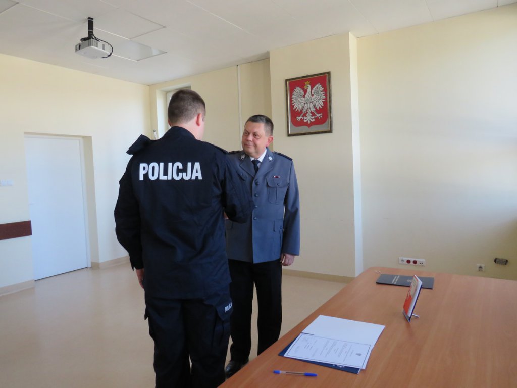 Nowy policjant makowskiej komendy złożył ślubowanie [05.08.2022] - zdjęcie #3 - eOstroleka.pl