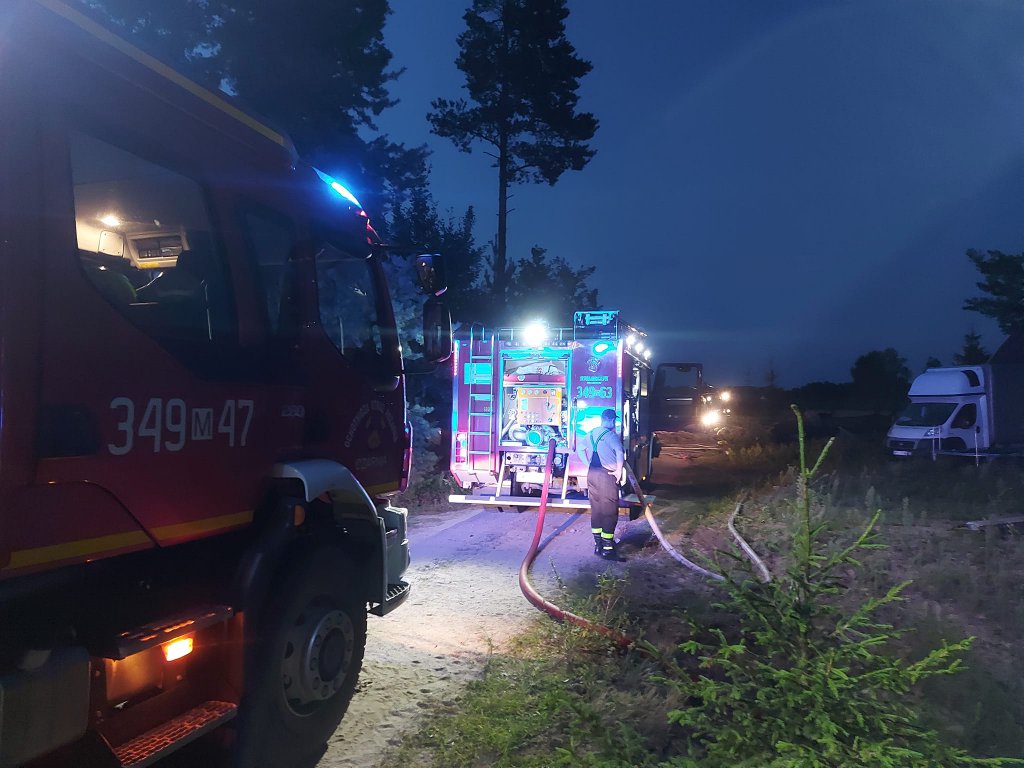 Pożar w Zdunku. Z ogniem walczyło kilkunastu strażaków [05.08.2022] - zdjęcie #1 - eOstroleka.pl
