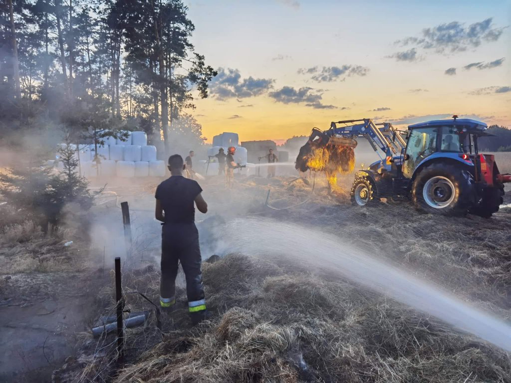 Pożar w Zdunku. Z ogniem walczyło kilkunastu strażaków [05.08.2022] - zdjęcie #2 - eOstroleka.pl