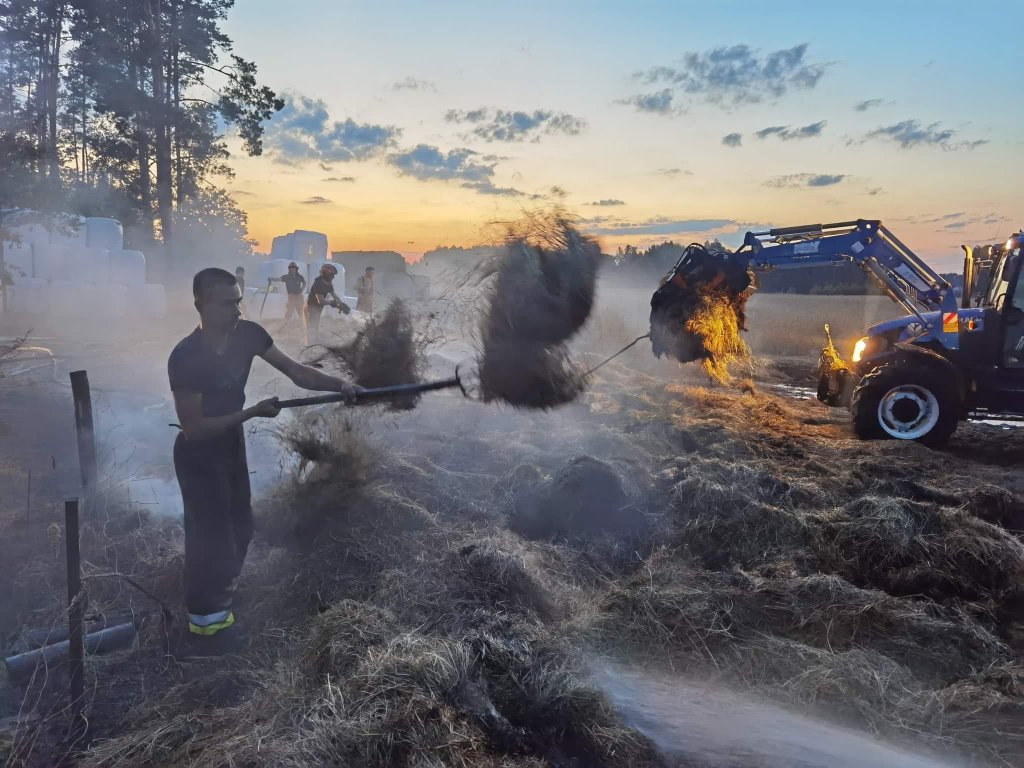 Pożar w Zdunku. Z ogniem walczyło kilkunastu strażaków [05.08.2022] - zdjęcie #3 - eOstroleka.pl