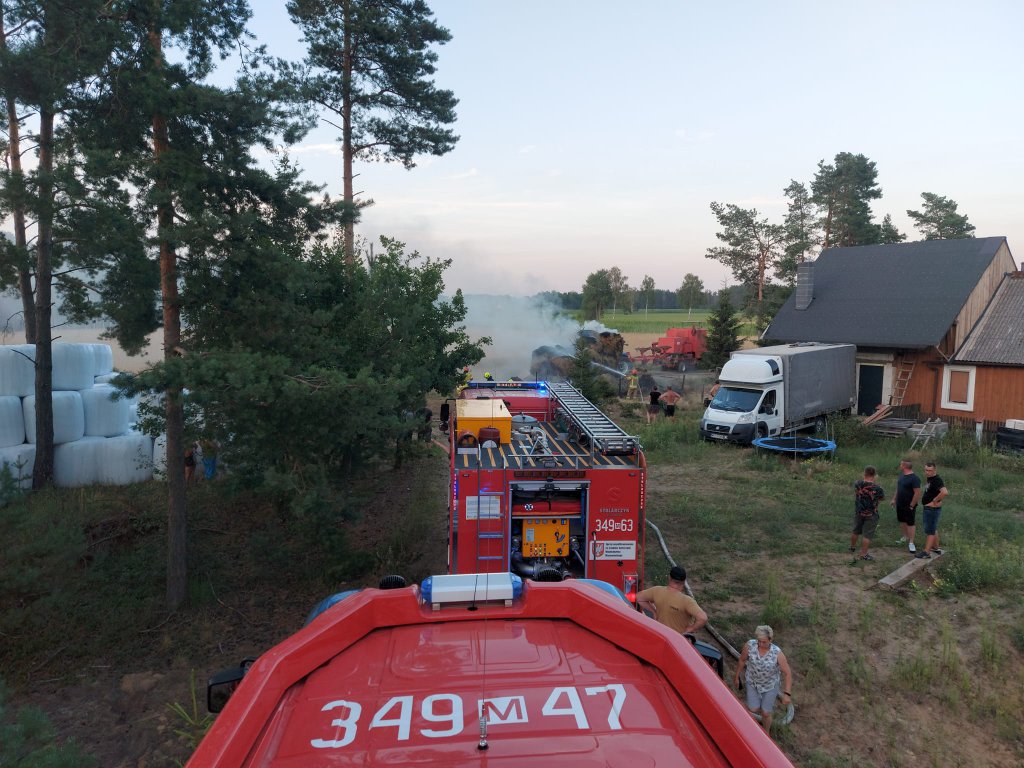 Pożar w Zdunku. Z ogniem walczyło kilkunastu strażaków [05.08.2022] - zdjęcie #4 - eOstroleka.pl