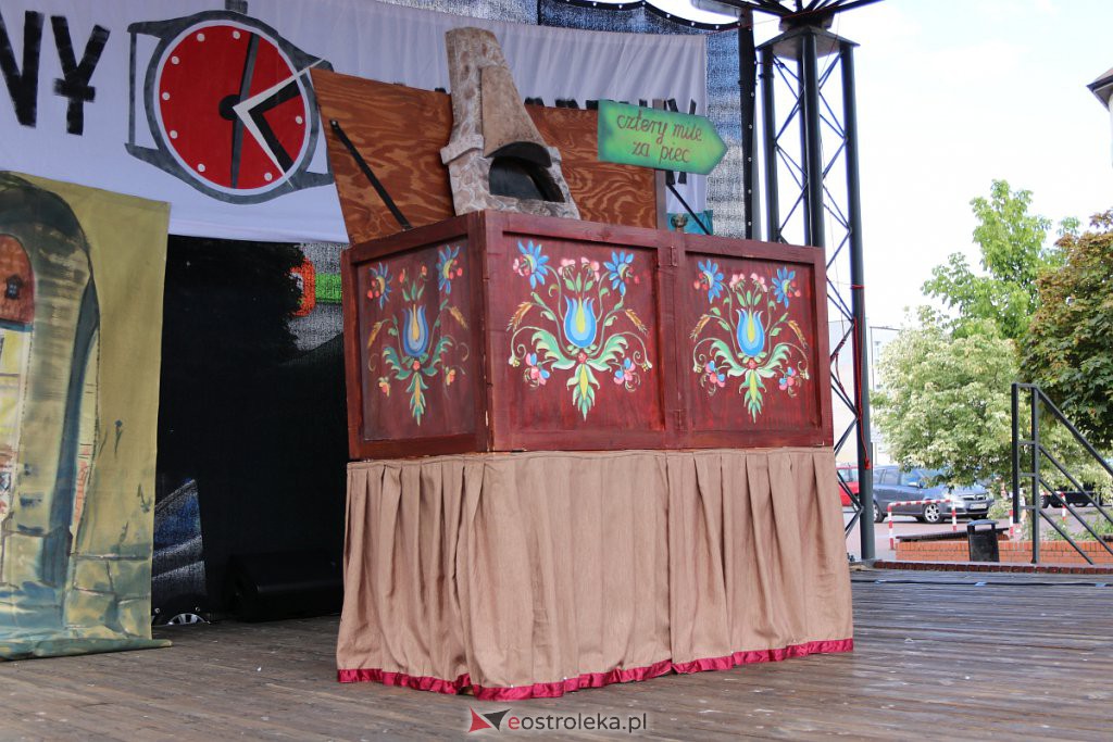 Spektakl na scenie przy Kupcu [07.08.2022] - zdjęcie #1 - eOstroleka.pl