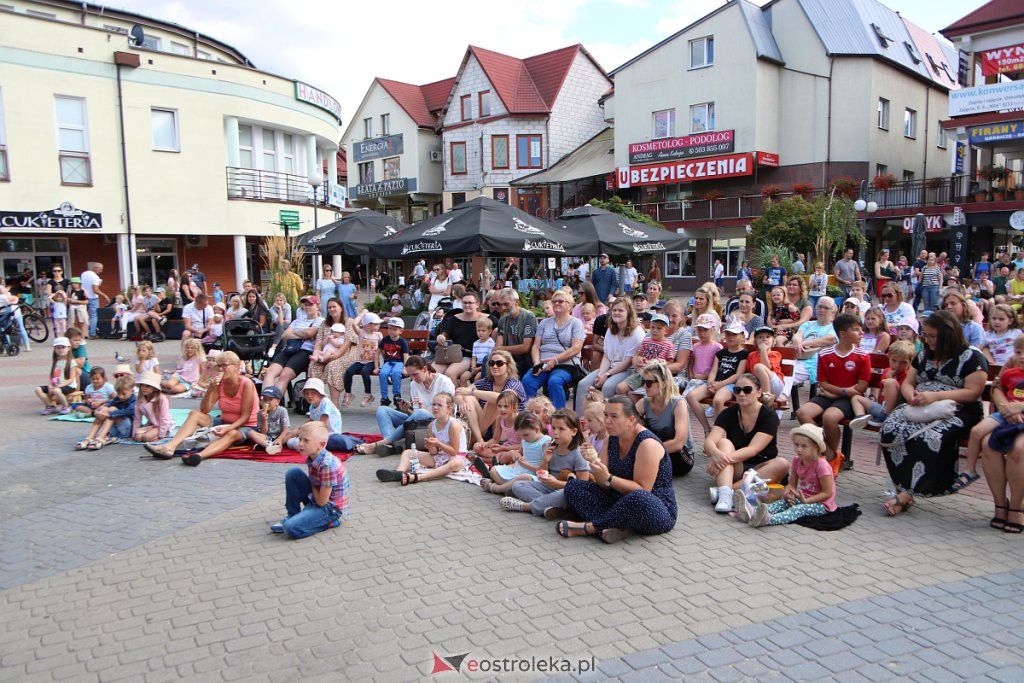 Spektakl na scenie przy Kupcu [07.08.2022] - zdjęcie #37 - eOstroleka.pl