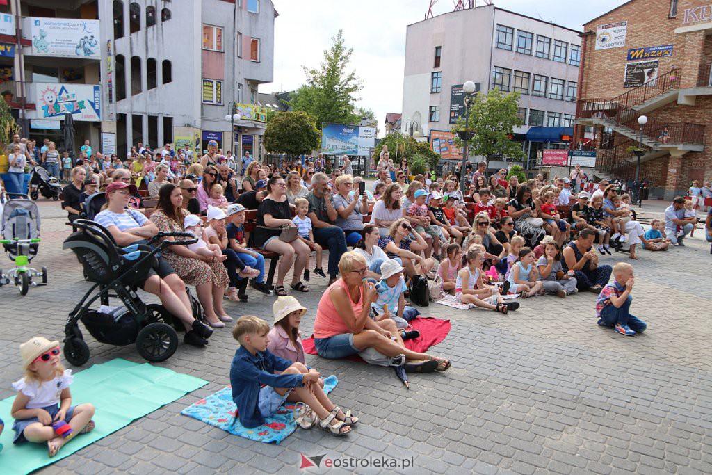 Spektakl na scenie przy Kupcu [07.08.2022] - zdjęcie #14 - eOstroleka.pl