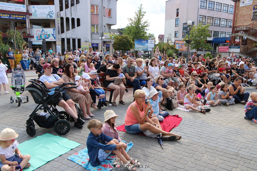 Spektakl na scenie przy Kupcu [07.08.2022] - zdjęcie #22 - eOstroleka.pl