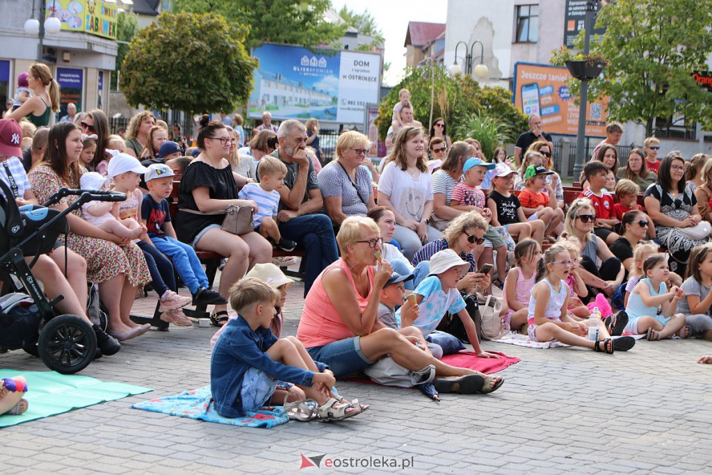 Spektakl na scenie przy Kupcu [07.08.2022] - zdjęcie #30 - eOstroleka.pl