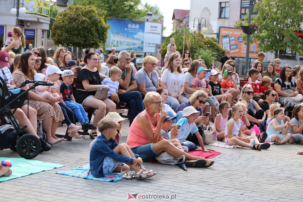 Spektakl na scenie przy Kupcu [07.08.2022] - zdjęcie #11 - eOstroleka.pl
