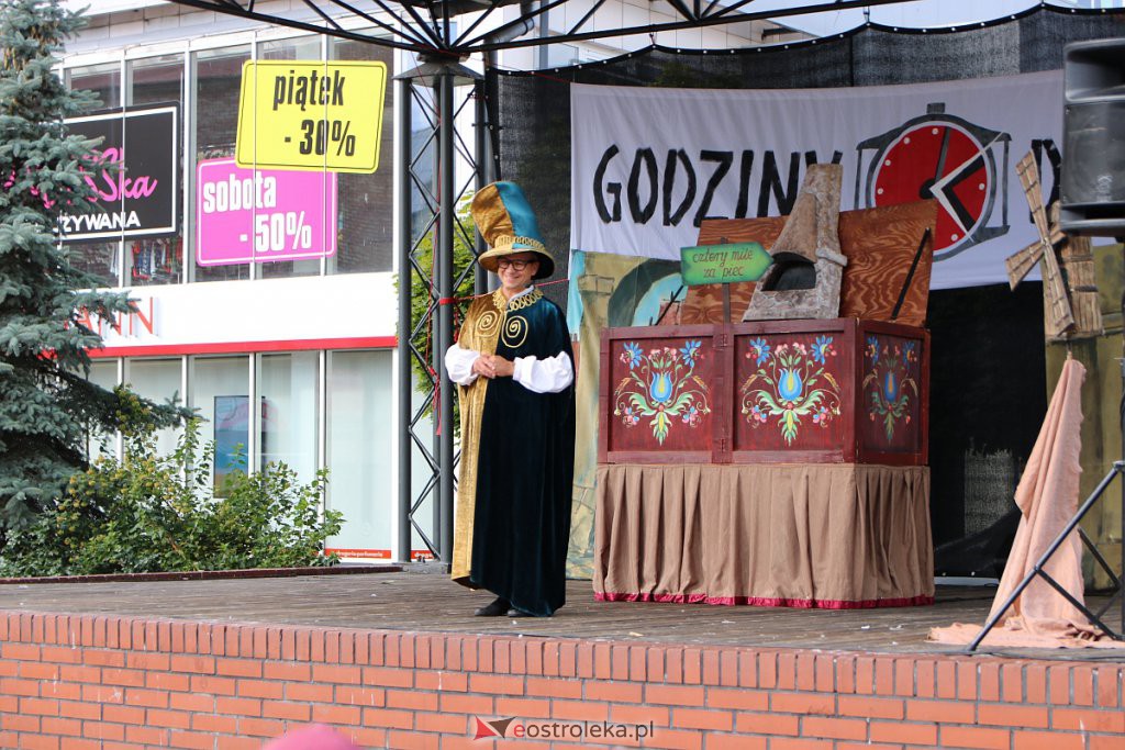 Spektakl na scenie przy Kupcu [07.08.2022] - zdjęcie #32 - eOstroleka.pl