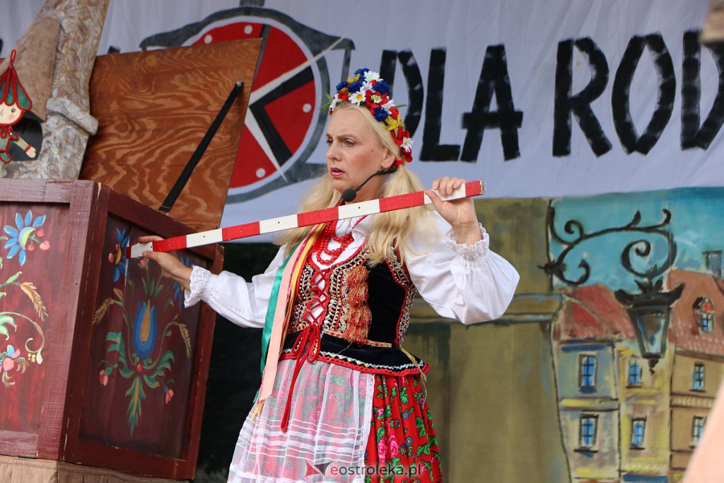 Spektakl na scenie przy Kupcu [07.08.2022] - zdjęcie #37 - eOstroleka.pl