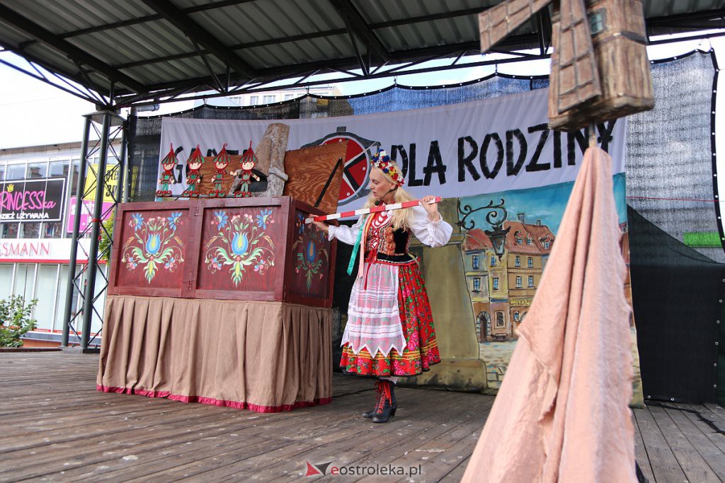 Spektakl na scenie przy Kupcu [07.08.2022] - zdjęcie #38 - eOstroleka.pl